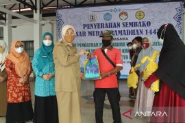 PKK, DWP dan Yayasan Bunga Karamunting berbagi sembako gratis