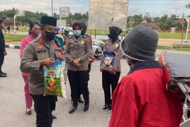 Kapolres dan Bhayangkari Baubau bagikan sembako kepada pemulung