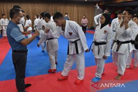 Menpora minta atlet yang tanding di SEA Games harus raih medali