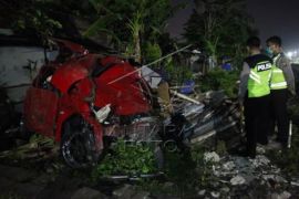 Mobil Tertabrak Kereta Api Di Surabaya Page 1 Small