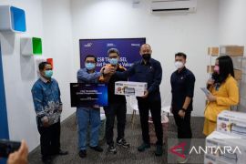 Telkomsel berikan alat pengemas vakum untuk UMKM di Gowa