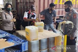 Beli minyak goreng curah di Ambon tunjukan KTP, ini penjelasannya