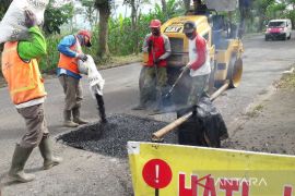 Di Temanggung, perbaikan jalur utama mudik dikebut