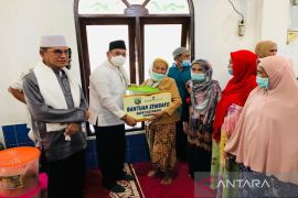 Regent's Ramadhan safari visits Sampanahan, distributes various aids