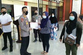 Polresta Deliserdang distribusikan bantuan tunai untuk PKL, warung dan nelayan