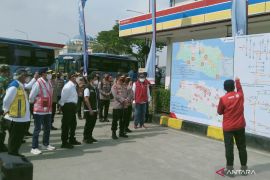 Kapolri dan tiga menteri tinjau pengamanan mudik di Rest Area KM 57 Tol Japek