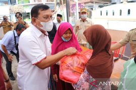 Wabup Buleleng berikan bantuan sembako di Banyuasri