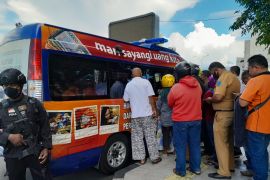 Ratusan warga antre tukarkan uang di kas keliling BI Malut