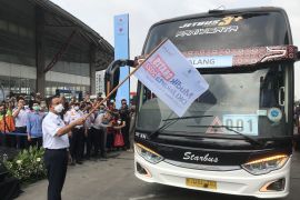 Gubernur Anies lepas pemudik gratis di Pulo Gebang