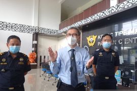 Pelintas batas di PLBN Entikong Kalbar wajib daftarkan IMEI handphone