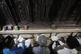 Malam Selawe di Makam Sunan Giri