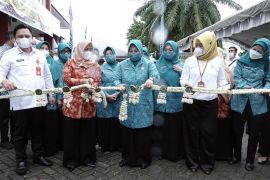 Daging sapi, minyak goreng laris diserbu warga di pasar murah Disbunnak Kalsel