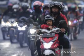 Pemudik bersepeda motor mulai padati jalur Pantura Page 3 Small