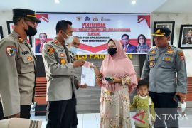 Polres Pariaman salurkan bantuan tunai pangan PKL dan warung untuk 3.000 penerima