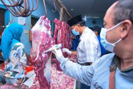 Pastikan laik konsumsi, petugas sidak daging sapi-ayam di pasar tradisional Banyuwangi