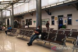 Sejumlah aturan pemerintah mempengaruhi penjualan tiket KA di Daop VI