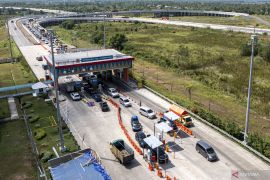 Antrean Kendaraan Di Gerbang Tol Kramasan Page 4 Small