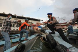 Polairud Bagi Masker di Kawasan Pelabuhan