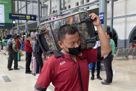 Porter stasiun rasakan berkah mudik diizinkan lagi