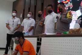 Polisi Gresik ungkap kasus penggelapan uang Rp2 miliar