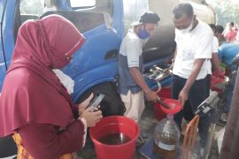 Bupati Sleman memantau operasi pasar minyak goreng curah