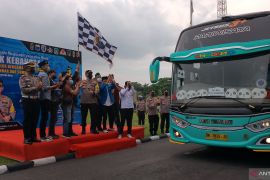 Kapolda Riau lepaskan rombongan mudik gratis tujuan Sumbar dan Sumut