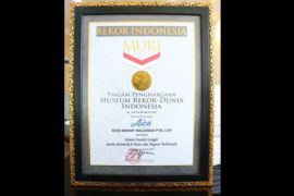 Aice dan seribuan masyarakat di 5 negara cetak Rekor MURI Senam Sundul Langit