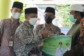 Bupati Situbondo salurkan insentif guru ngaji jelang Lebaran