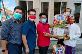 Perhimpunan Inti bagikan parcel lebaran untuk guru ngaji di Surabaya