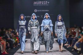 Perancang Wignyo Rahadi tampilkan wastra batik Ciwaringin