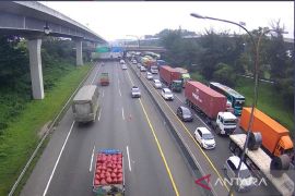 Korlantas Polri imbau para pemudik untuk tidak berhenti di bahu jalan tol