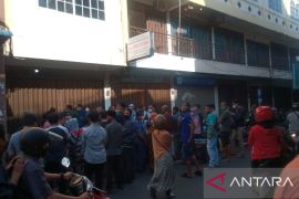 Di Tanjungpinang, warga antre tiket kapal untuk mudik sejak habis sahur