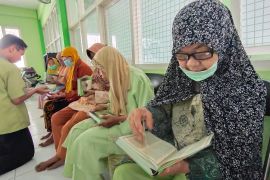 Akhir Ramadhan, LAZ Taman Zakat bagikan Al Quran ke lansia