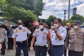 Anies soroti kepadatan pemudik karena bus yang telat tiba di terminal