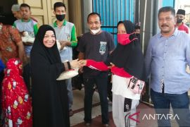 Kepala Bapenda Kampar santuni petugas kebersihan dan tukang becak