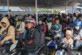 Pemudik motor di Pelabuhan Merak hindari macet dengan "blusukan"