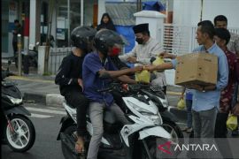 Jumat terakhir Ramadhan, Wawako Asrul kembali bagikan pabukoan