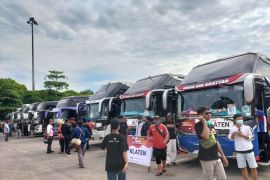 Para penumpang diharapkan beli tiket bus secara daring demi hindari calo