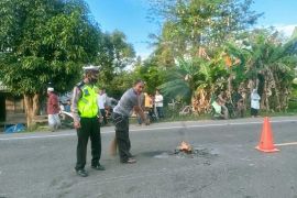 Ayah dan dua anak tewas usai hantam truk