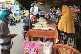Tradisi pedagang Beras Fitrah kemasan 3kg disepanjang jalan di Kota Ambon jelang Lebaran