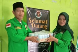 DPC PPP Sambas berbagi 600 paket lebaran