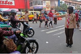 Pramuka bantu mengatur lalu lintas