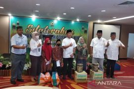 Korem 031 Wira Bima serahkan santunan bagi 100 anak yatim Pekanbaru