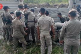 Satpol PP Bangka bongkar bangunan di sempadan jalan