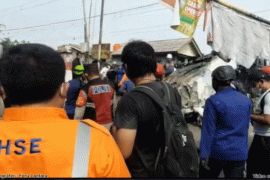 KRL Commuter Line menabrak mobil minibus di Depok