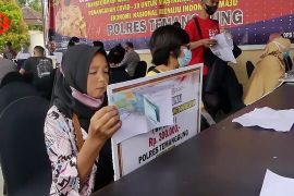 Polres Temanggung salurkan bantuan tunai ke PKL dan warung