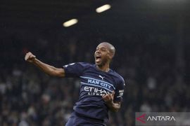 Mantan gelandang Manchester City Fernandinho resmi umumkan gantung sepatu