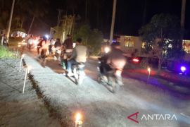Malam takbir di Karimun dimeriahkan pawai keliling dan lampu colok
