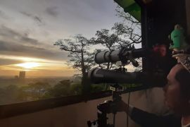 Tim Falakiyah NU Gresik melihat hilal di Bukit Condrodipo