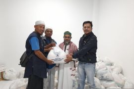 Gubernur Papua Batat berikan bantuan 1.000 paket sembako bagi muslim Raja Ampat